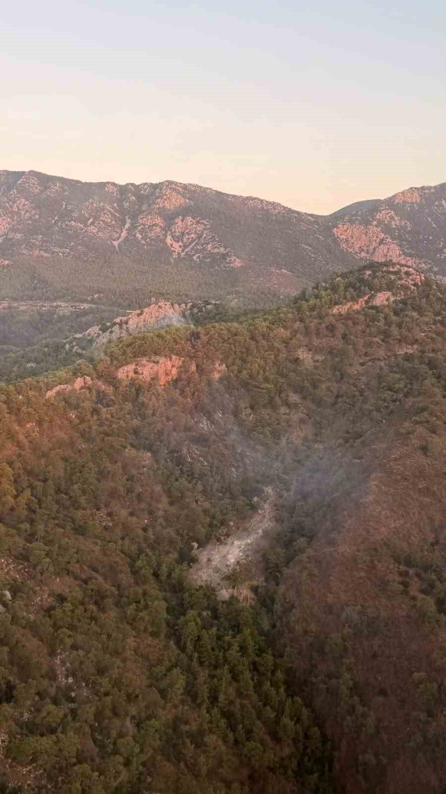 KEMER İLÇESİNDE DÜN BAŞLAYAN ORMAN YANGINI EKİPLERİN GECE BOYUNCA YÜRÜTTÜĞÜ ÇALIŞMA SONUCUNDA...