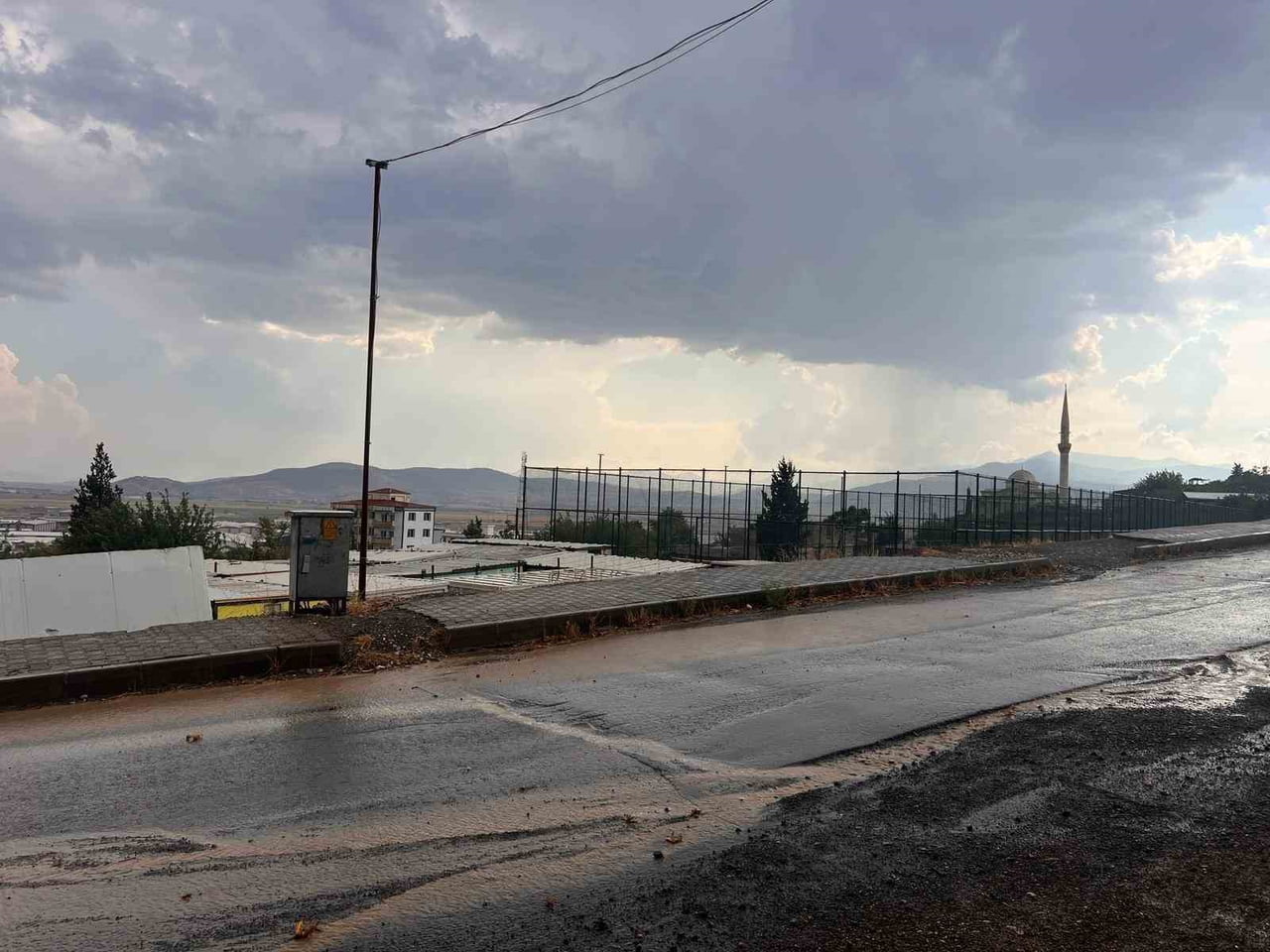 KENTİN ENGEBELİ VE EĞİMLİ YAPISI, YAĞIŞ SULARININ KISA SÜREDE TAHLİYE OLMASINI SAĞLARKEN, HERHANGİ...
