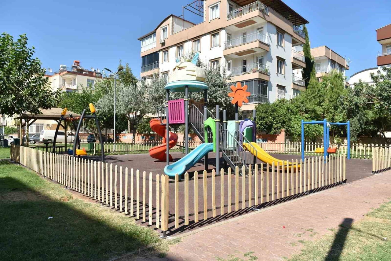 KEPEZ BELEDİYESİ’NİN ‘SÖZ VATANDAŞTA’ BULUŞMASINDA BİR ANNENİN PARKTA OYNAYAN ÇOCUKLARININ...