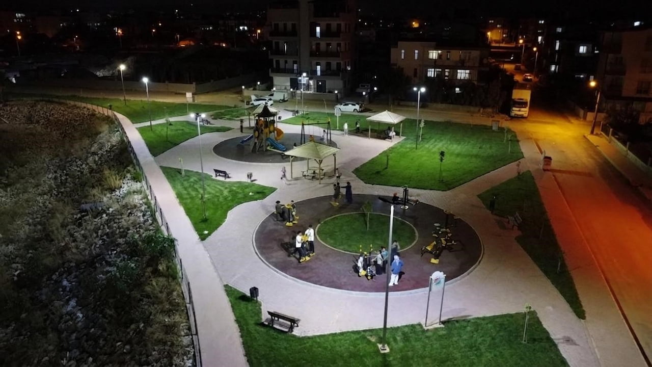 KEPEZ BELEDİYESİ TARAFINDAN İLÇE GENELİNDE 100’ÜN ÜZERİNDE PARKTA GERÇEKLEŞTİRİLEN AYDINLATMA...