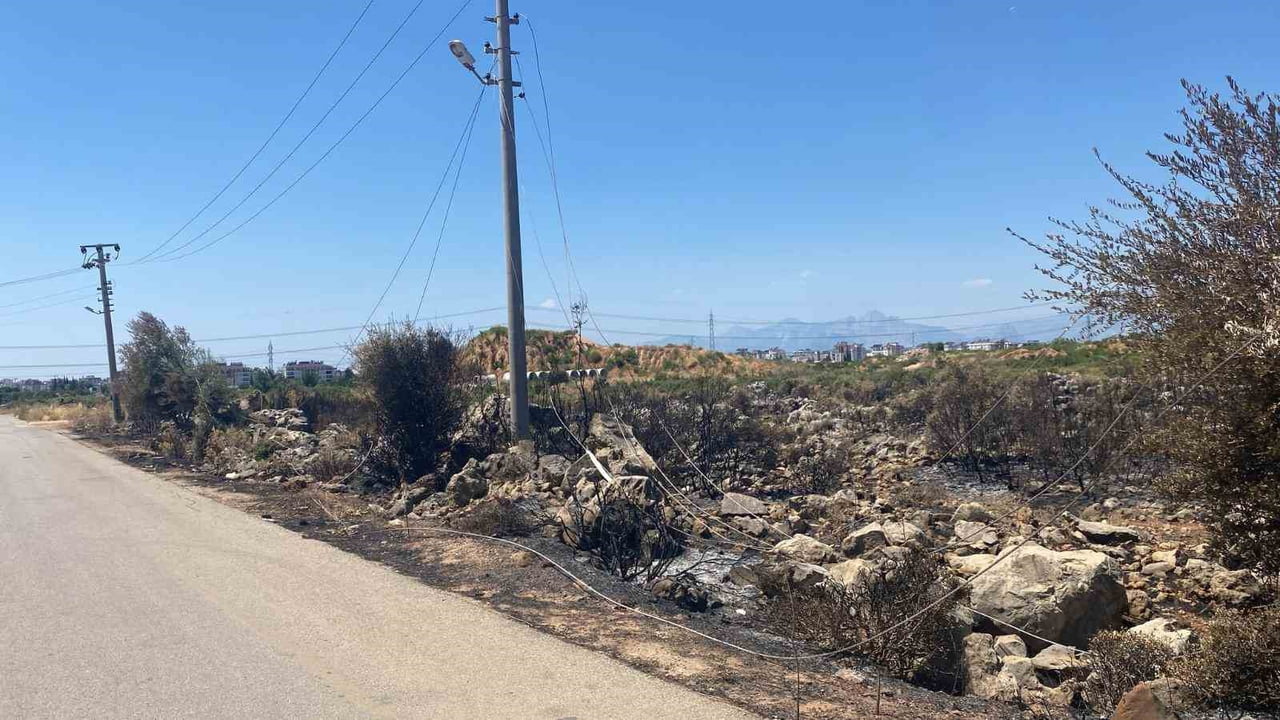 KEPEZ ŞELALE MAHALLESİ’NE İZİNSİZ MOLOZ DÖKEN, DAMPERİN ELEKTRİK TELLERİNE TEMAS ETMESİ SONUCU HEM...