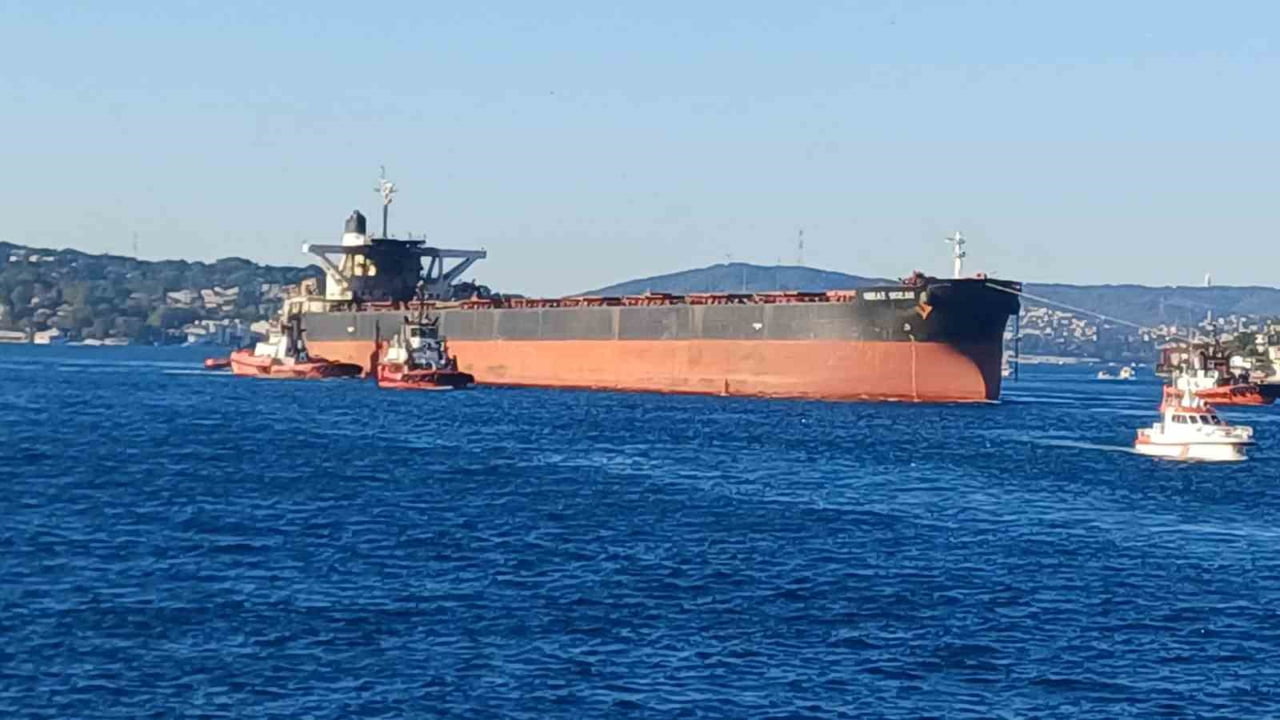 KERÇ BOĞAZI'NDA İHA SALDIRISINA UĞRAYAN GEMİ İSTANBUL BOĞAZI'NDAN GEÇTİ