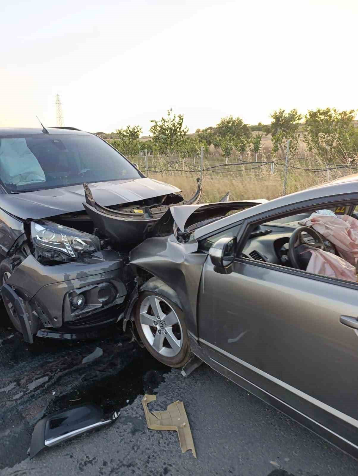 KEŞAN’DA HAFİF TİCARİ ARAÇ İLE OTOMOBİLİN ÇARPIŞTIĞI KAZADA 2 KİŞİ YARALANDI