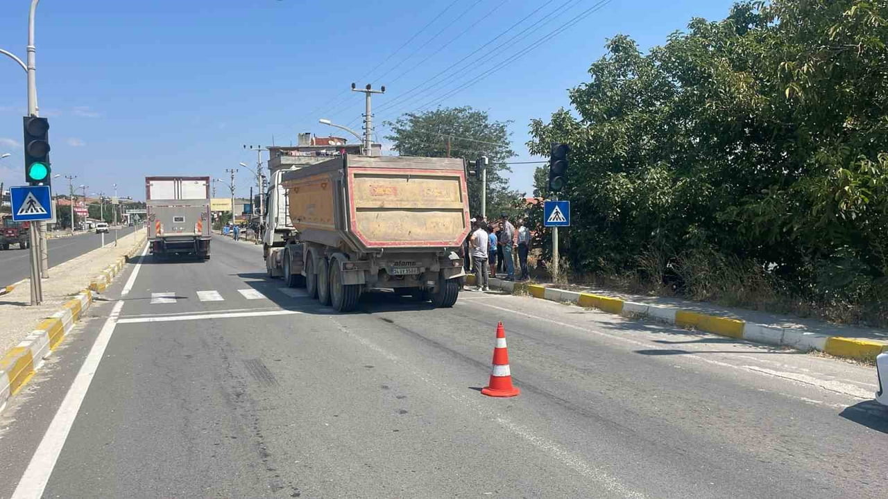 KEŞAN’DA TIRIN ÇARPTIĞI YAYA YARALANDI