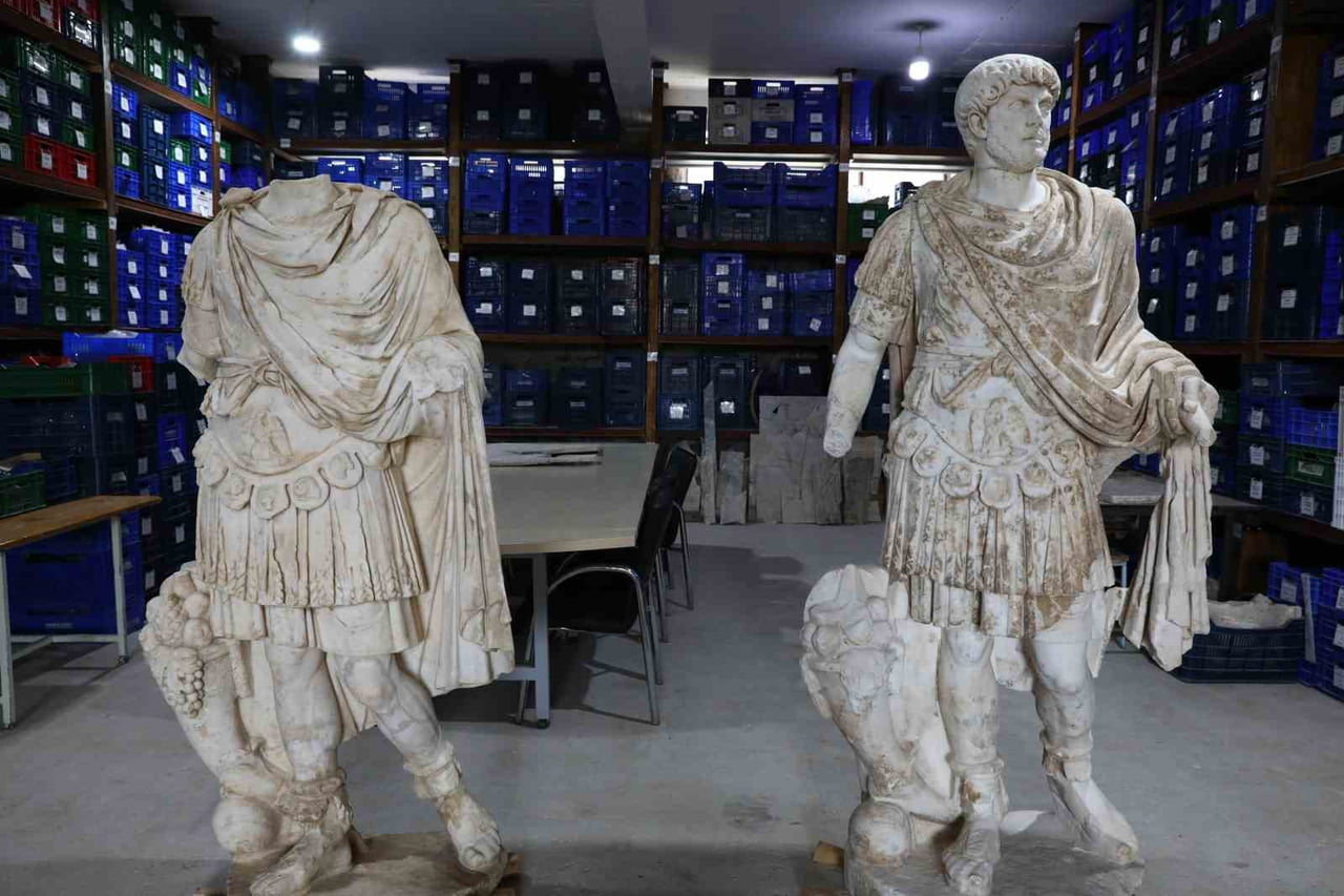 KİBYRA ANTİK KENTİ'NDE SÜRDÜRÜLEN KAZILARDA, ROMA İMPARATORU HADRİANUS VE EŞİ İMPARATORİÇE...