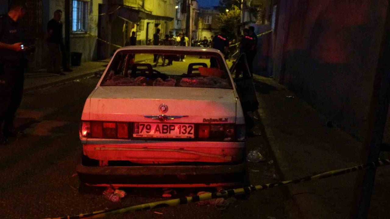 KİLİS'TE HUSUMETLİ AİLELERİN KAVGASINDA OTOMOBİL DEHŞETİ: 2 YARALI