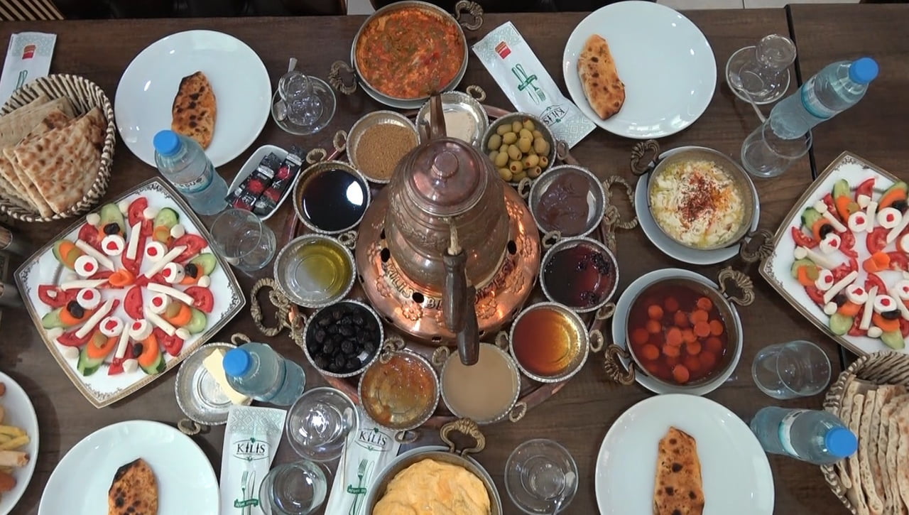 KİLİS BELEDİYESİ RESTORANINDA YÖRESEL ÜRÜNLERLE HAZIRLANAN KAHVALTI, KİŞİ BAŞI 300 LİRALIK...