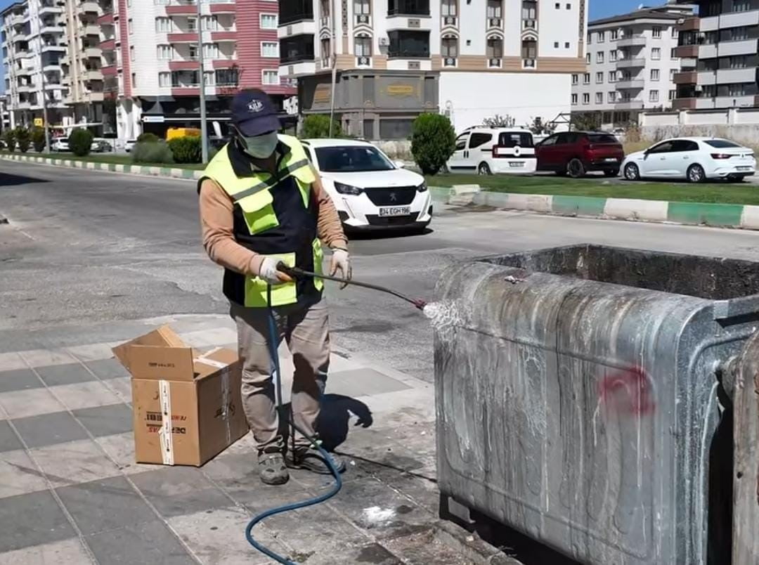 KİLİS’TE ÇÖP KONTEYNERLERİ YENİLENEREK YENİDEN HİZMETE KAZANDIRILIYOR