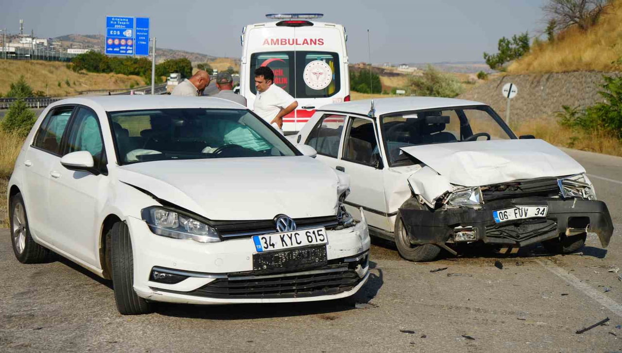 KIRIKKALE'DE İKİ OTOMOBİLİN KAFA KAFAYA ÇARPIŞMASI SONUCU MEYDANA GELEN TRAFİK KAZASINDA 5 KİŞİ...