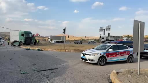 Kırıkkale'de yolcu otobüsü ve iki tır kavşakta çarpıştı: 1 yaralı