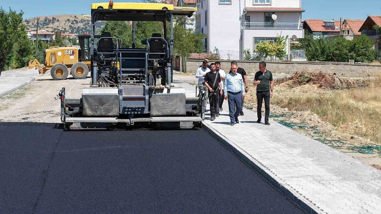 KIRIKKALE BELEDİYESİ, OSMANGAZİ MAHALLESİ’NDE BİN 400 METRE UZUNLUĞUNDAKİ YOLU 3 BİN 700 TON SICAK...
