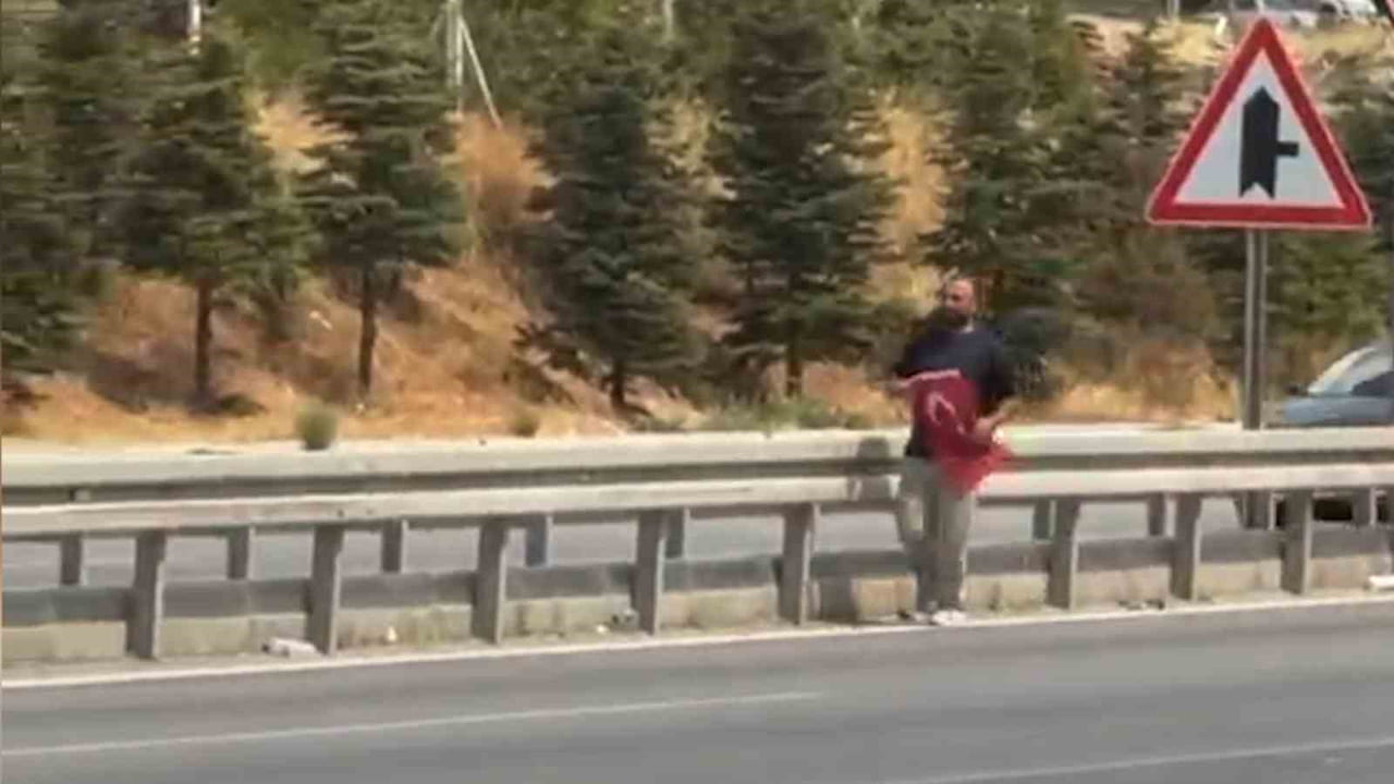 KIRIKKALE’DE ŞEHİRLER ARASI KARA YOLUNDA YERDEKİ TÜRK BAYRAĞINI GÖREN BİR VATANDAŞ, ARACINI...