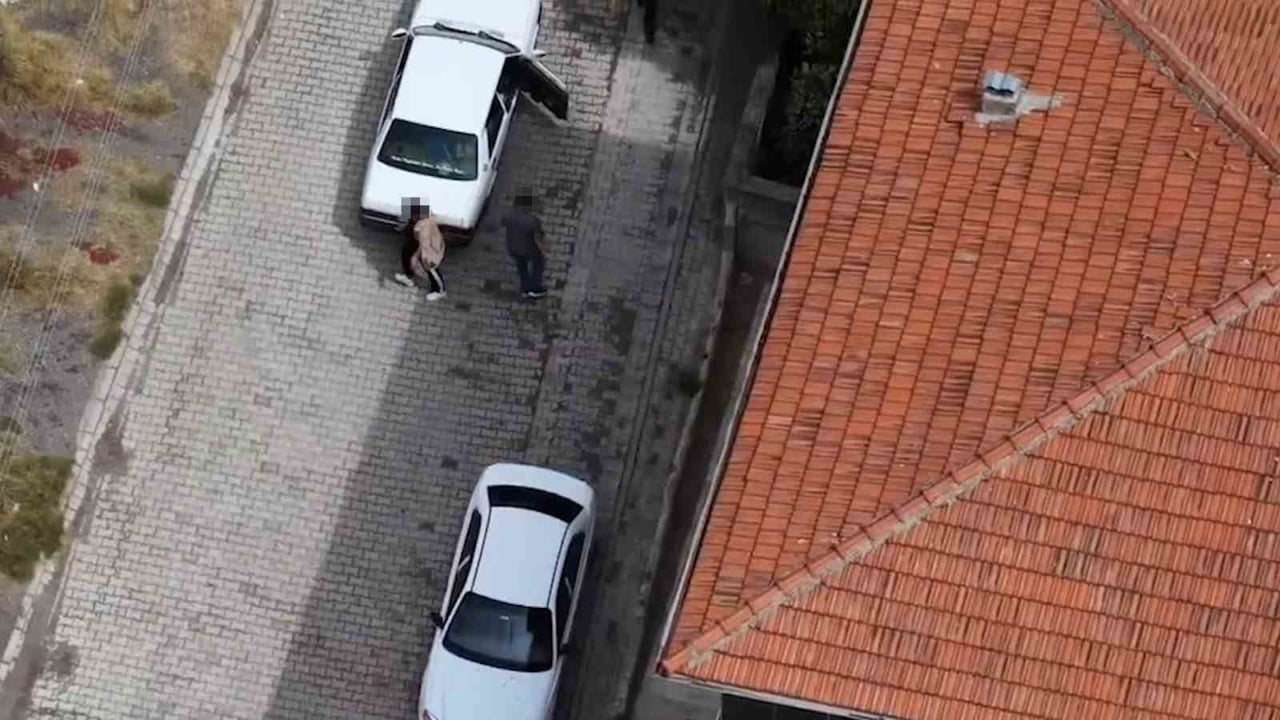 KIRIKKALE’DE TRAFİK DENETİMİNİ FARK EDEREK KAÇMAYA ÇALIŞAN SÜRÜCÜ, ARAÇTAKİ YOLCUYLA YER...