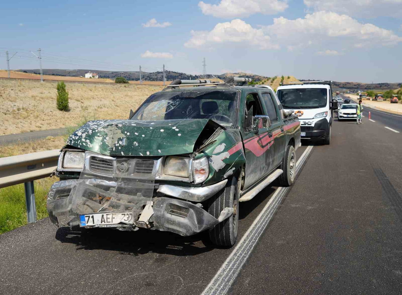 KIRIKKALE’DE YOL YAPIM ÇALIŞMASININ NEDEN OLDUĞU TRAFİK YOĞUNLUĞUNDA KAMYONETİN, HAFİF TİCARİ...