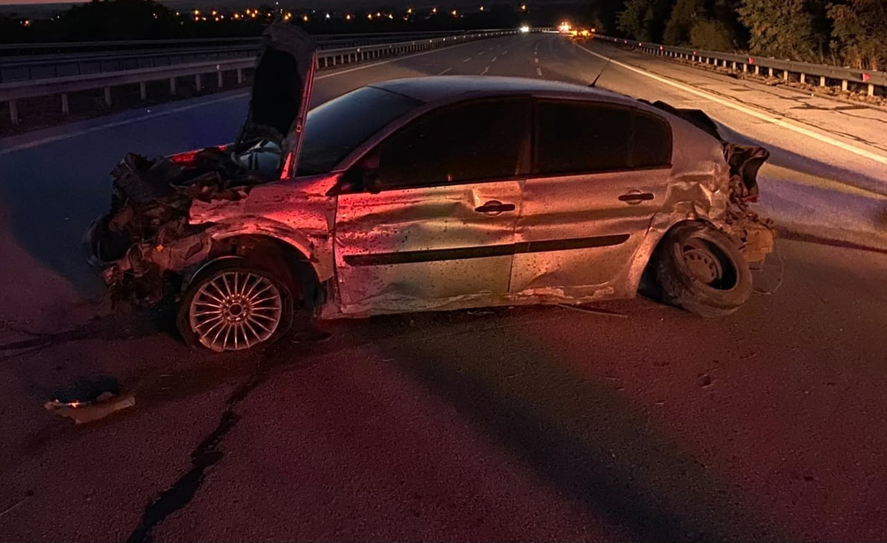 KIRKLARELİ'DE BARİYERLERE ÇARPAN OTOMOBİL HURDAYA DÖNDÜ