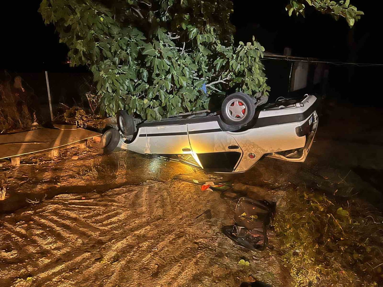 KIRKLARELİ'NİN PEHLİVANKÖY İLÇESİNE BAĞLI KUŞTEPE KÖYÜNDE YOLDAN ÇIKAN OTOMOBİL, BİR EVİN...