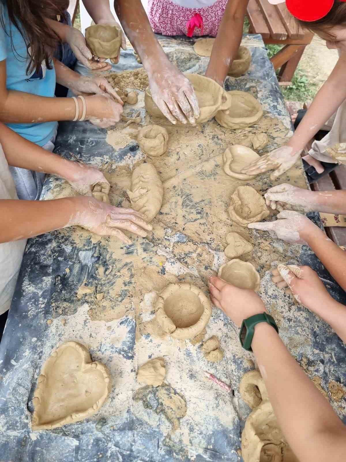 KIRKLARELİ AİLE VE SOSYAL HİZMETLER İL MÜDÜRLÜĞÜ’NDEN HİZMET ALAN ÇOCUKLAR, SERAMİK ÇAMURUYLA...
