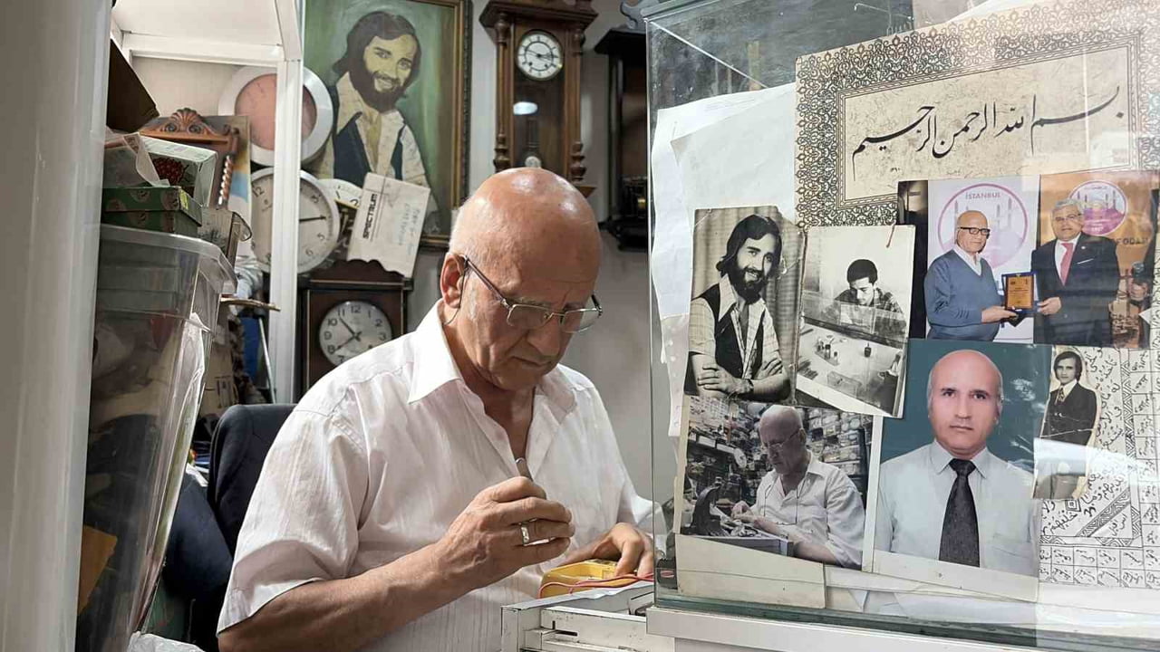 KIRKLARELİ’NDE BİLUMUM VE TARİHİ SAAT USTASI OLAN MEHMET EMİN, 68 YILDIR ZAMANA İNCE AYAR...