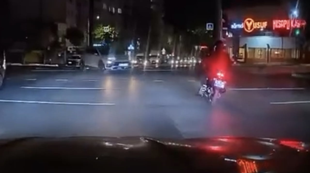 KIRMIZI IŞIKTA GEÇEN OTOMOBİL MOTOSİKLETE ÇARPTI