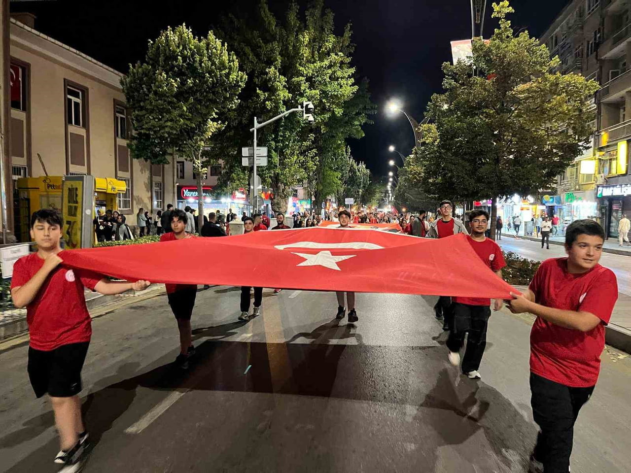 KIRŞEHİR'DE 30 AĞUSTOS ZAFER BAYRAMI DOLAYISIYLA DÜZENLENEN FENER ALAYINDA VATANDAŞLAR, ELLERİNDE...