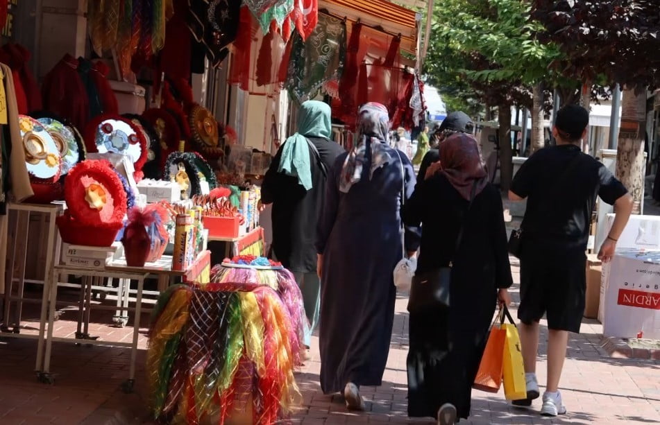 KIRŞEHİR'DE YAZ TATİLİ İÇİN MEMLEKETLERİNE GELEN GURBETÇİLER, ŞEHİR EKONOMİSİNE HAREKETLİLİK...