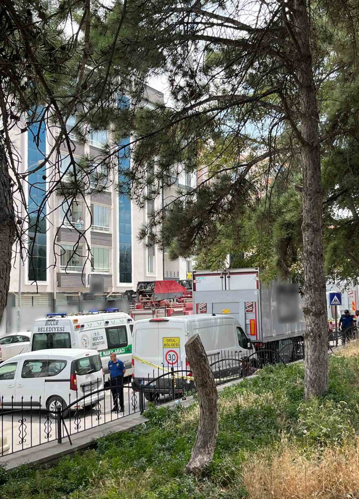KIRŞEHİR'İN MUCUR İLÇESİNDE MEYDANA GELEN İŞ KAZASINDA, KAMYON DORSESİNİN ALTINDA KALAN MARKET...