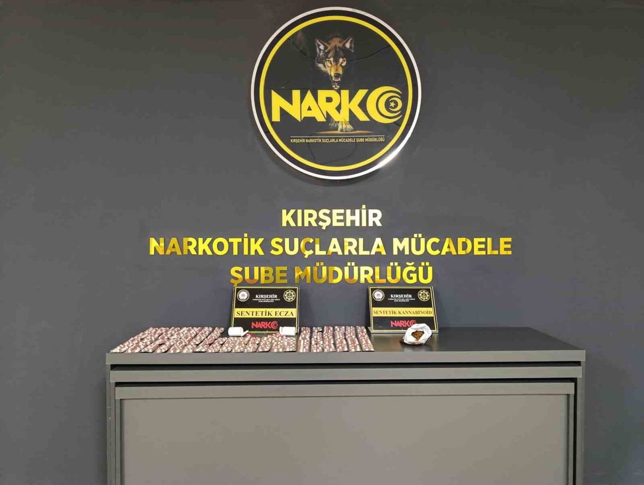 KIRŞEHİR’DE BİR İKAMETE DÜZENLENEN OPERASYONDA 978 ADET SENTETİK HAP İLE 44,84 GRAM SENTETİK MADDE...