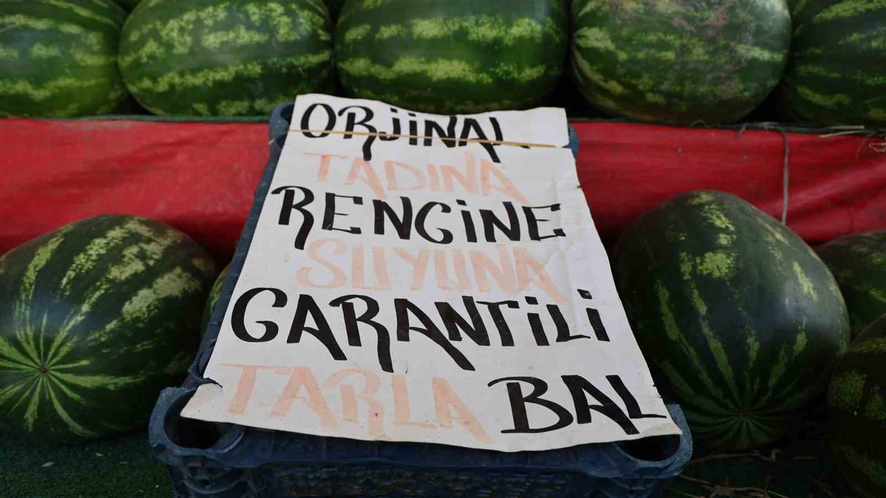 KIRŞEHİR’DE HAVA SICAKLIKLARININ ARTMASIYLA BİRLİKTE VATANDAŞLARIN SERİNLEMEK AMACIYLA KAVUN VE...
