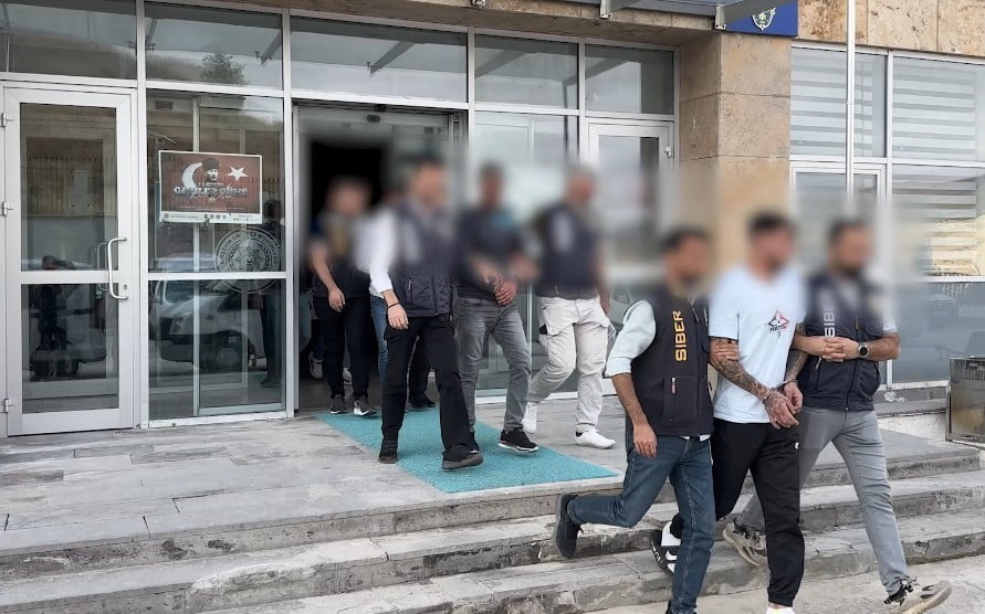 KIRŞEHİR EMNİYETİ 7 İLDE EŞ ZAMANLI SAHTE ARAÇ KİRALAMA SİTESİ OPERASYONU YAPTI 5 KİŞİ GÖZALTINA...