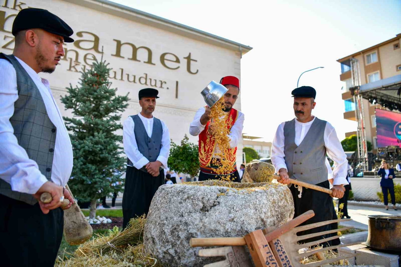 KIRŞEHİR VALİSİ MURAT SEFA DEMİRYÜREK, ÇİÇEKDAĞINDA BU YIL 8'İNCİSİ DÜZENLENEN BULGUR FESTİVALİ'NE...