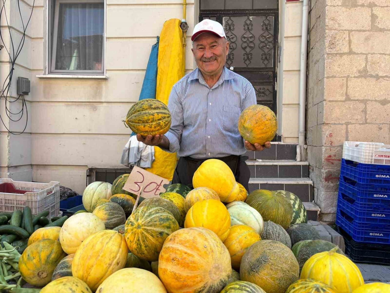 KIŞLADEMİRLİ KÖYÜNDE UZUN YILLARDIR ÇİFTÇİLİK YAPAN 68 YAŞINDAKİ RECEP AÇIKGÖZ