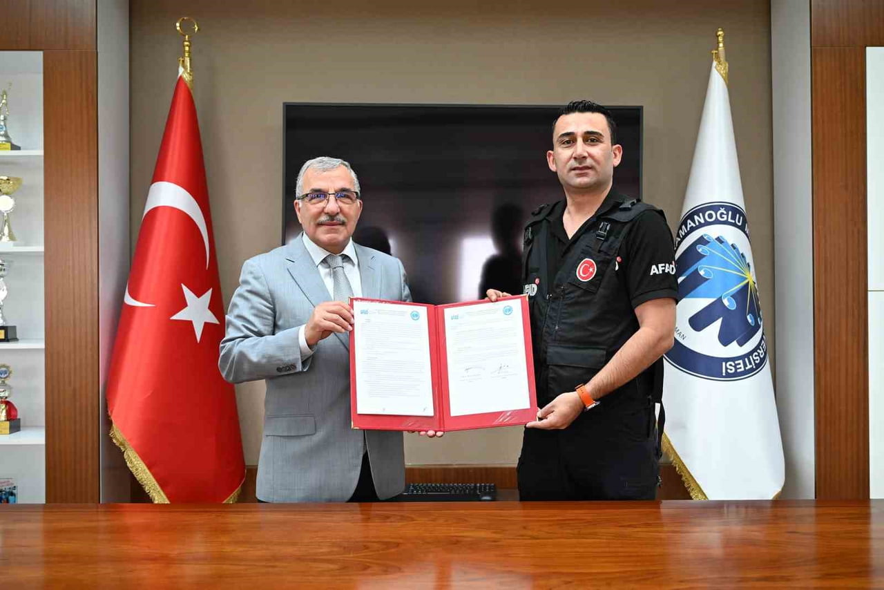 KMÜ REKTÖRÜ PROF. DR. MEHMET GAVGALI (SOLDAKİ) İLE KARAMAN İL AFET VE ACİL DURUM MÜDÜRÜ CENGİZ...