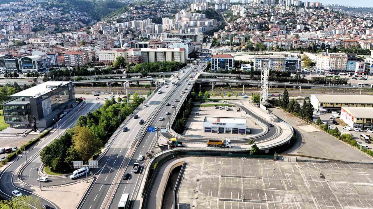 KOCAELİ'DE 15 TEMMUZ KÖPRÜLÜ KAVŞAĞI'NDA GECE BOYUNCA ÇALIŞMA YAPAN BÜYÜKŞEHİR BELEDİYESİ A TAKIMI...