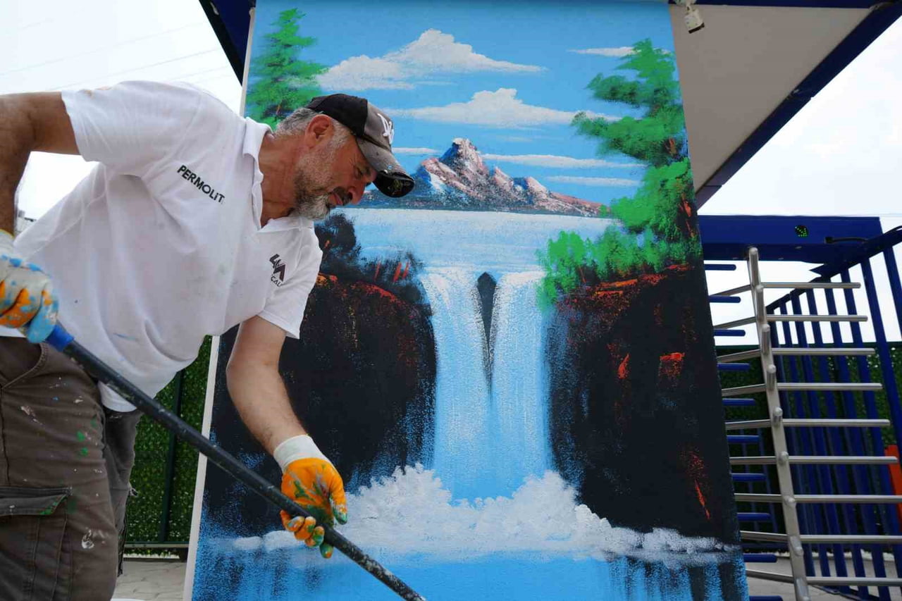 KOCAELİ'DE 59 YAŞINDAKİ RESSAM İSMAİL BAYRAM, ÇOCUKLUK TUTKUSU OLAN SANATINI SOKAKLARA...
