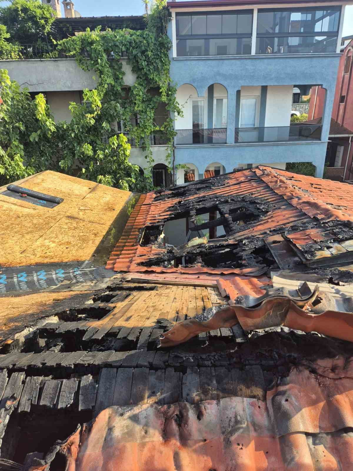 KOCAELİ'DE ÇATI TADİLATI SIRASINDA KAYNAK MAKİNESİNDEN ÇIKAN KIVILCIMLAR YANGINA NEDEN OLDU....
