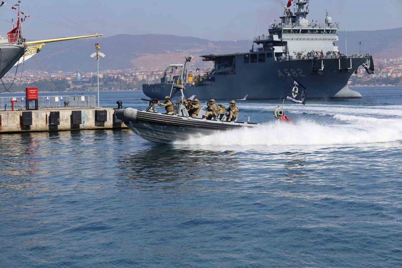 KOCAELİ'DE DÜZENLENEN TEKNOFEST MAVİ VATAN'DA SAT VE SAS KOMANDOLARININ GERÇEKLEŞTİRDİĞİ REHİNE...