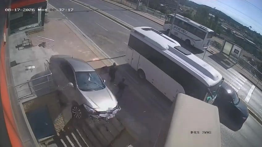 KOCAELİ'DE KONTROLDEN ÇIKAN OTOMOBİL, KORKULUKLARI PARÇALAYARAK MERDİVEN BOŞLUĞUNA UÇTU. O SIRADA...