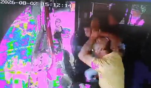 KOCAELİ'DE ÖZEL HALK OTOBÜSÜ ŞOFÖRÜ MUSTAFA YILMAZ, GENÇ KIZ YOLCUYU İNDİRDİĞİ SIRADA DURAKTA...