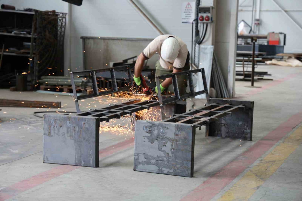 KOCAELİ'DE TOPLU TAŞIMA DURAKLARINDAKİ OTURMA ALANI İHTİYACINI KARŞILAMAK ÜZERE ÜRETİLEN 260 YENİ...