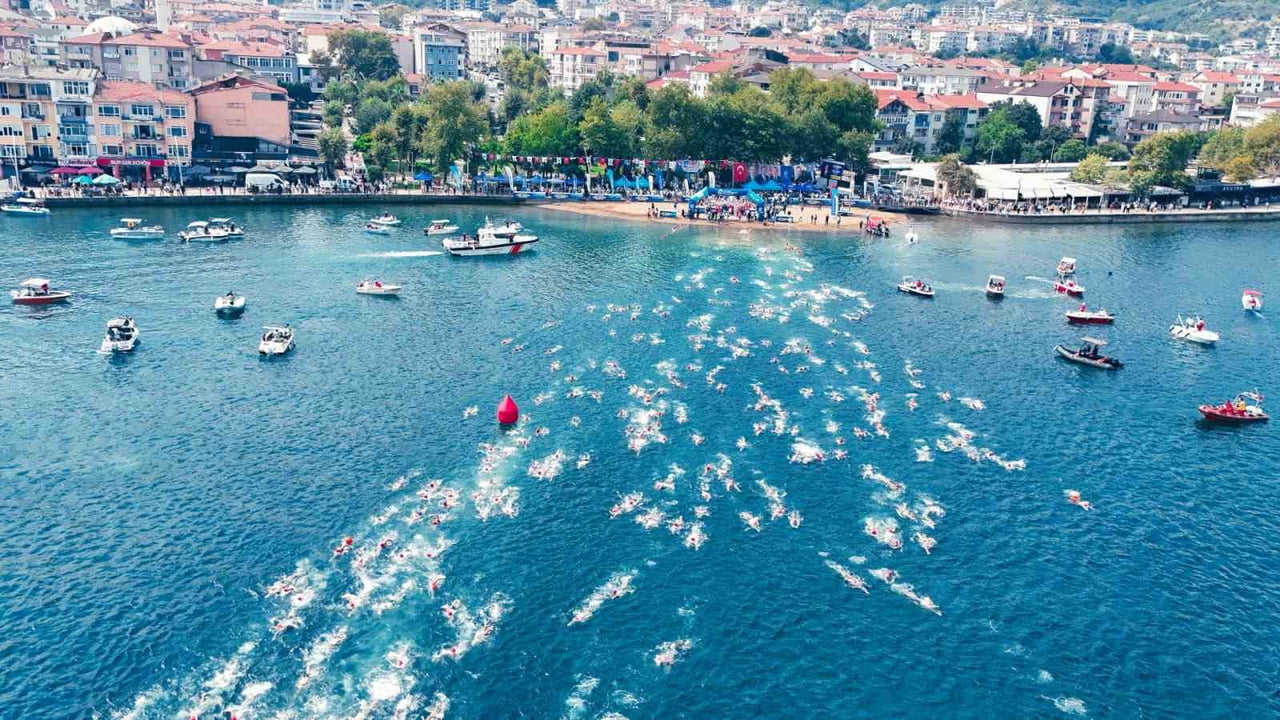KOCAELİ'DE ULUSAL AÇIK SU YÜZME YARIŞLARI'NDA 471 YÜZÜCÜ İZMİT KÖRFEZİ'Nİ GEÇEREK DERİNCE'YE...
