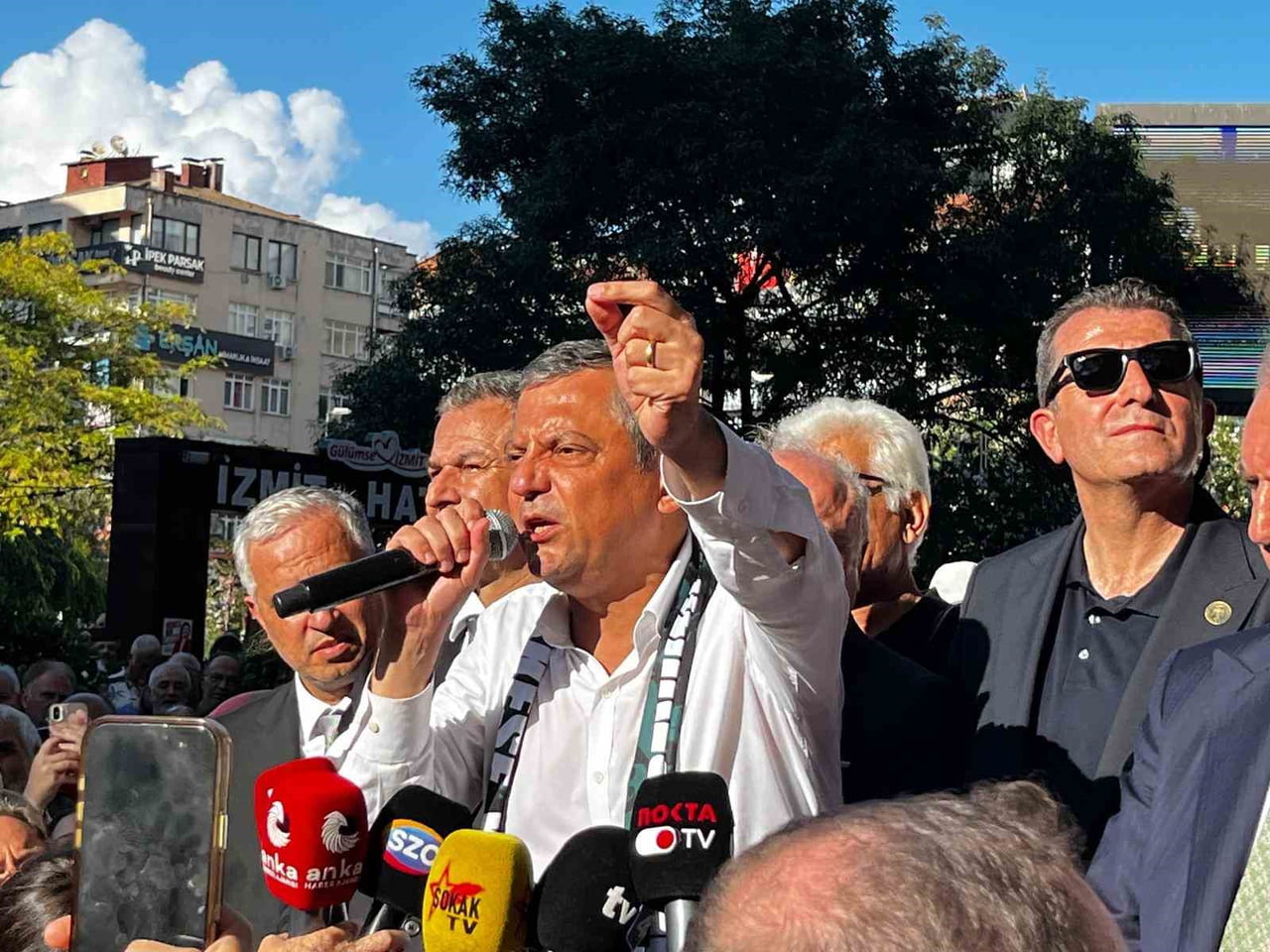 KOCAELİ'DE VATANDAŞLARLA BİR ARAYA GELEN YENİ PARTİ GENEL BAŞKANI ÖZGÜR ÖZEL, EV KADINLARINA...