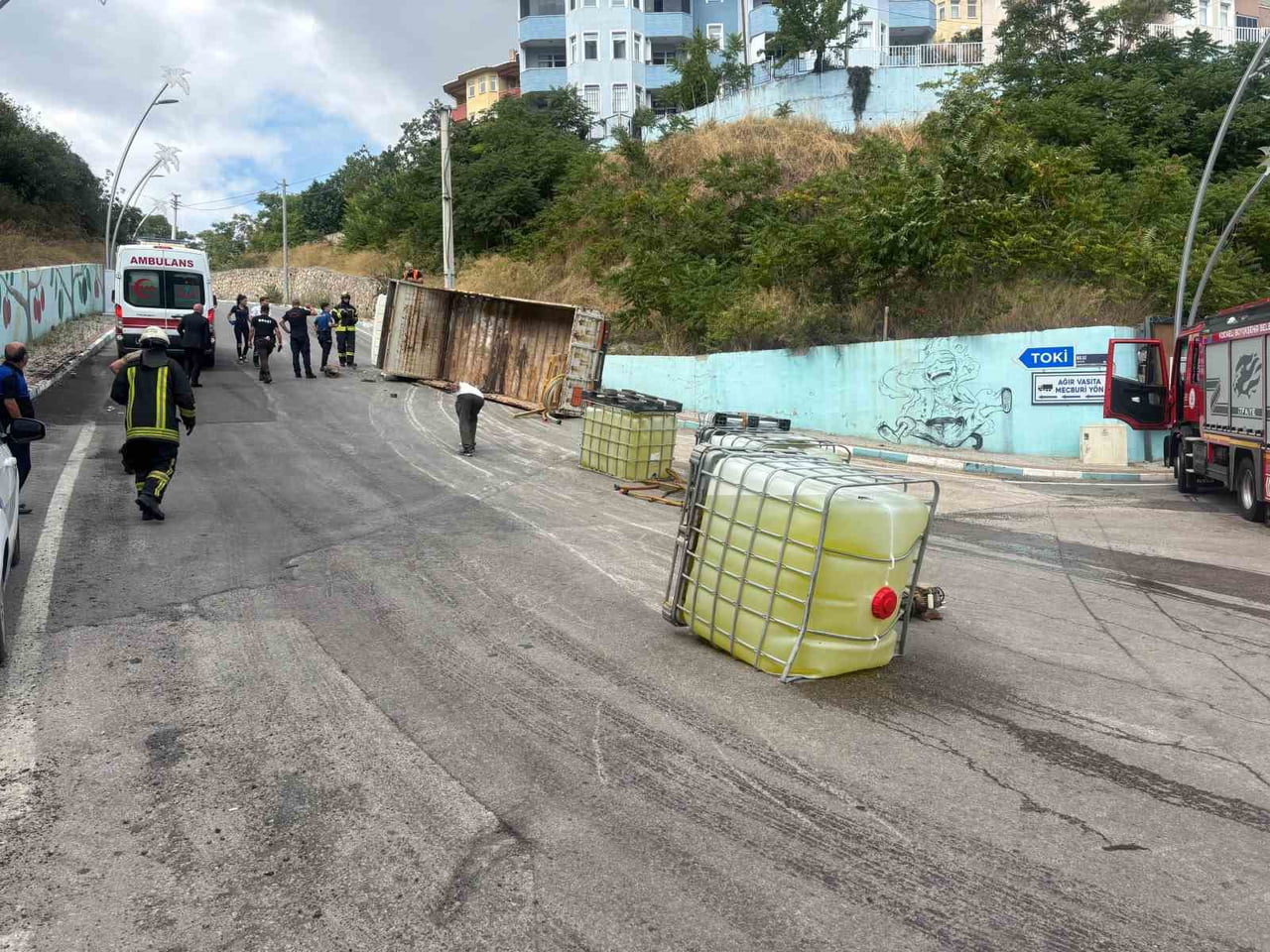 KOCAELİ'NİN DİLOVASI İLÇESİNDE ÇAMAŞIR SUYU TANKLARINI TAŞIYAN KAMYON DEVRİLDİ, KAZADA YARALANAN...