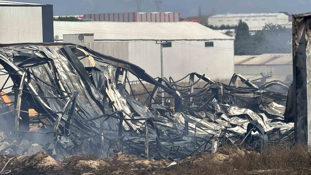 KOCAELİ'NİN GEBZE İLÇESİNDE ÇEŞİTLİ KİMYEVİ ÜRÜNLERİN ÜRETİLDİĞİ FABRİKADA ÇIKAN YANGINDA 2 İŞÇİ...