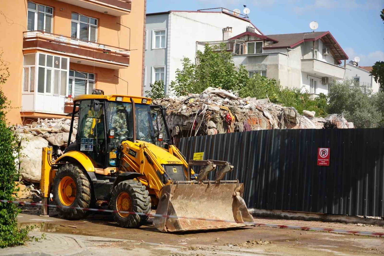 KOCAELİ'NİN İZMİT İLÇESİNDE GECE SAATLERİNDE BİNALARINDAN GELEN ÇATIRDAMA SESLERİYLE UYANAN...