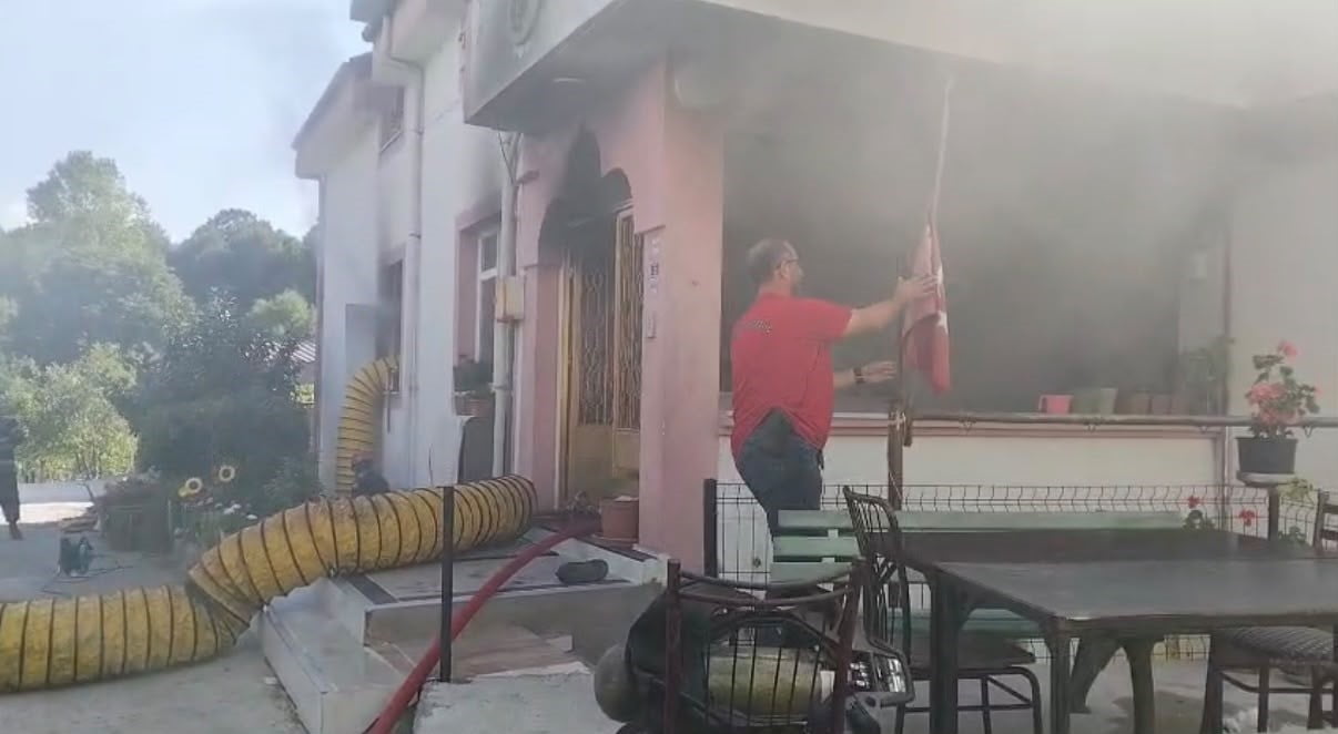KOCAELİ'NİN KARTEPE İLÇESİNDE YATAK ODASINDA BAŞLAYAN YANGINDAN EV SAHİPLERİ YARA ALMADAN...