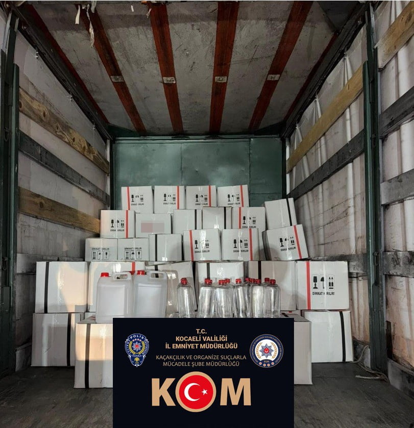 KOCAELİ'NİN KÖRFEZ İLÇESİNDE DÜZENLENEN KAÇAKÇILIK OPERASYONUNDA 2 BİN 400 LİTRE ETİL ALKOL ELE...