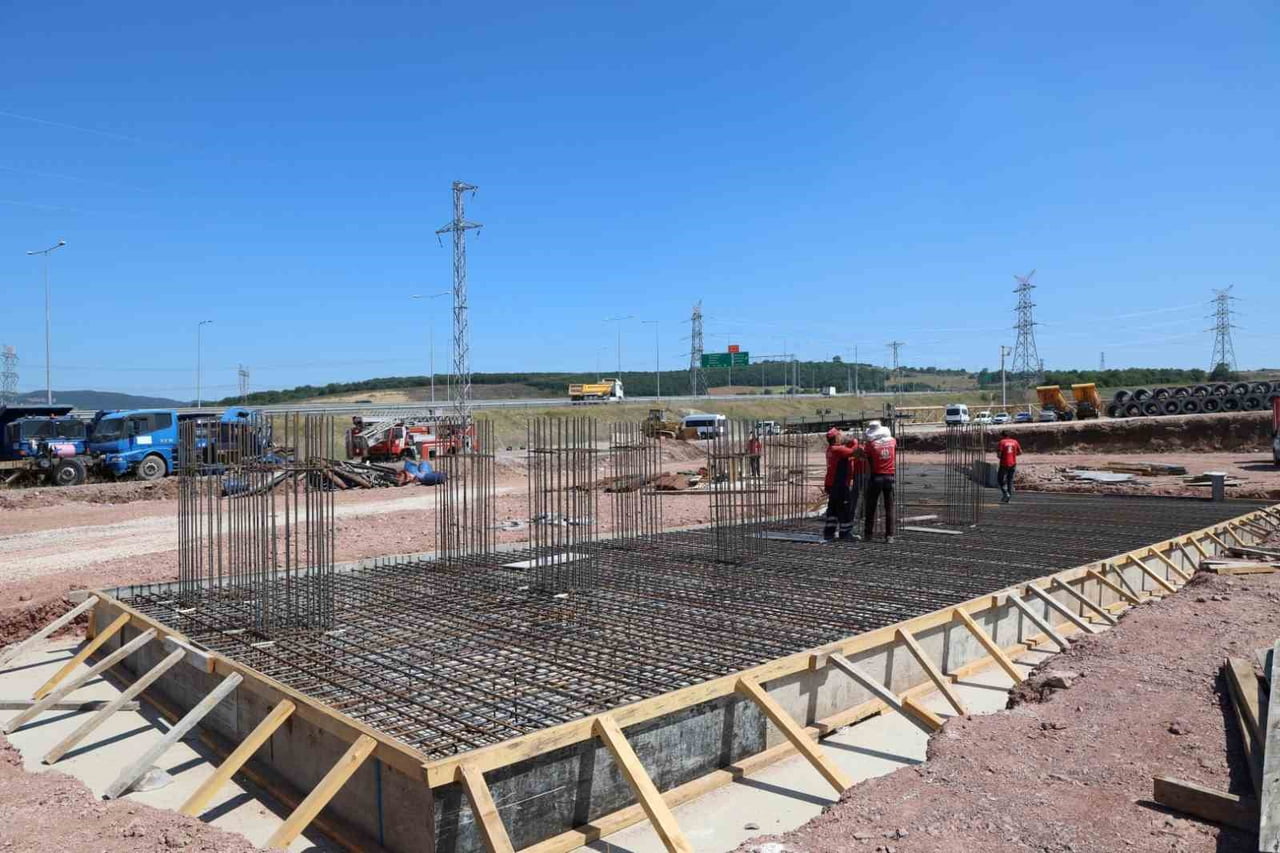KOCAELİ BÜYÜKŞEHİR BELEDİYESİ, KENDİ AGREGASINI BETONA DÖNÜŞTÜRECEĞİ SOLAKLAR BETON SANTRALİ’NİN...