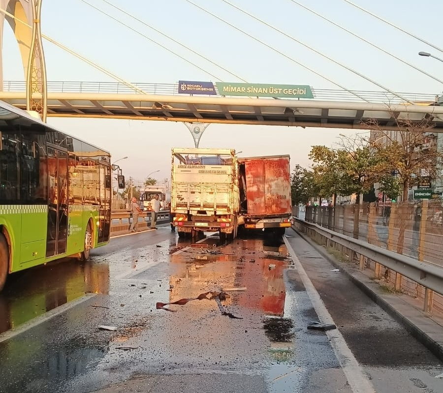 KOCAELİ D100 KARAYOLU'NDA TIRA ARKADAN ÇARPAN KAMYONUN KUPASI EZİLİRKEN, ARAÇTA SIKIŞAN SÜRÜCÜ...