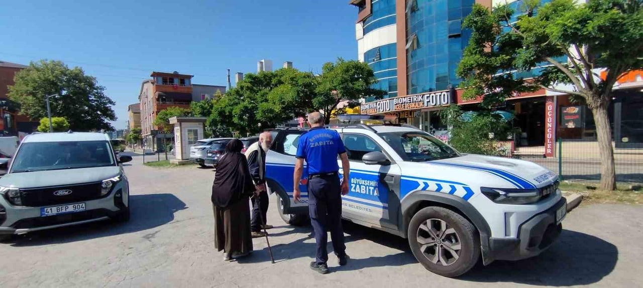 KOCAELİ’DE YOLUNU KAYBEDEN BELÇİKALI YAŞLI ÇİFTİN YARDIMINA ZABITA EKİPLERİ YETİŞTİ. GİDECEKLERİ...