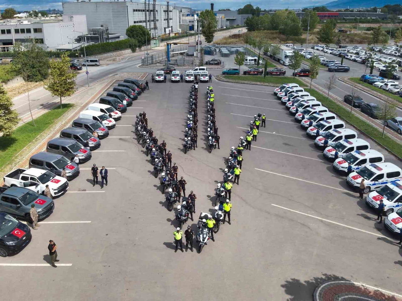 KOCAELİ İL EMNİYET MÜDÜRLÜĞÜNÜN HİZMETLERİNDE KULLANILMAK ÜZERE SAĞLANAN 74 YENİ ARAÇ TÖRENLE...